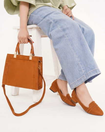 Bobbie Amara Velvet Bag & Block Heels Pumps – Mustard Brown | Br25GB009